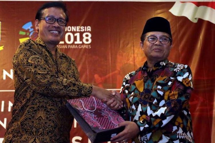 Deputi 3 Pembudayaan Olahraga Kemenpora Raden Isnanta dan PLT Gubernur Jambi Fachrori Umar