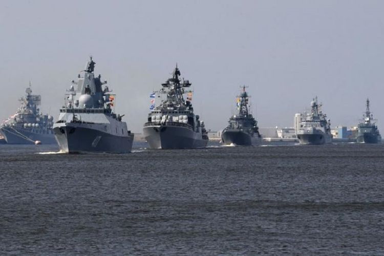 Kapal fregat Admiral Gorshkov (dua dari kiri) bersama kapal perang Rusia lainnya ketika berlayar dekat Pangkalan Kronshtadt di luar Saint Petersburg pada 20 Juli 2018.