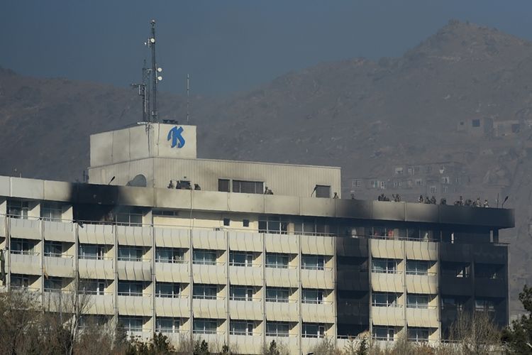 Petugas keamanan Afghanistan berada di atap Hotel Intercontinental saat melawan kelompok pria bersenjata di Kabul, Minggu (21/1/2018). (AFP/Wakil Kohsar) 