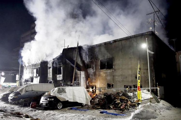 Panti jompo di Sapporo, Hokkaido, Jepang kebakaran pada Rabu (31/1/2018) malam. Sebanyak 11 penghuninya tewas. (Kyodo via Japan Today)