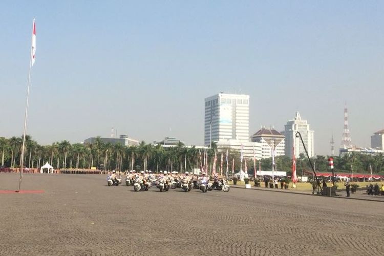 Atraksi sejumlah Polwan di atas moge Harley Davidson saat  Upacara peringatan HUT ke-70 Polisi Wanita Republik Indonesia di Lapangan Silang Monumen Nasional, Jakarta Pusat, Senin (3/9/2018).