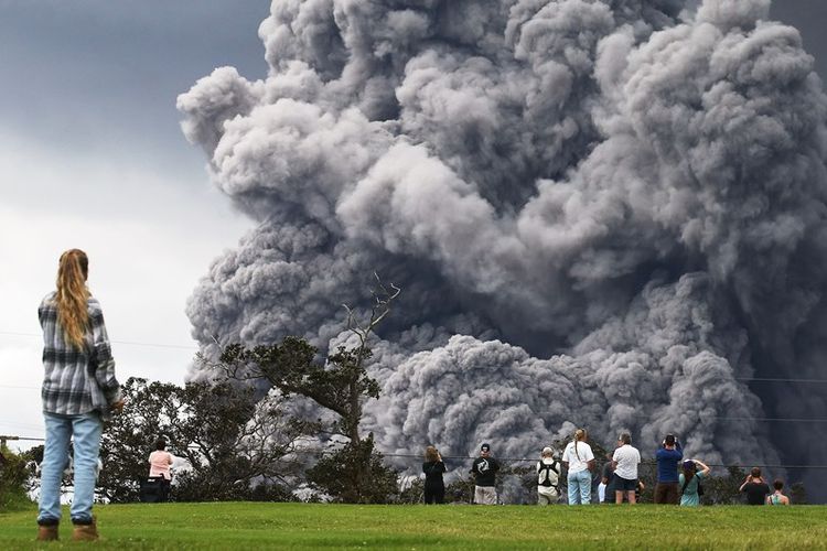 Warga melihat awan asap akibat letusan Gunung Kilauea di Hawaii, Kamis (17/5/2018).