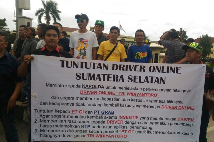 Salah satu komunitas driver online turun ke lapangan melanjutkan aksi demo pencarian driver Tri Widyantoro.