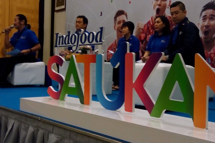 Berpose dari kiri ke kanan Direktur PT Indofood Sukses Makmur Tbk Franciscus Welirang, Direktur PT Indofood CBP Sukses Makmur Tbk Taufik Wiraatmadja, General Manager Marketing Divisi Mie Instan Julia Atman, General Manager Marketing Indomilk Divisi Dairy Vanda Ratana, dan Vice Director of Revenue INASGOC Cahyadi Wanda saat peluncuran p rogram Satukan Tekad dan Semangat Indonesia Dukung Asian Games 2018 pada Kamis (25/4/2018) di Jakarta.