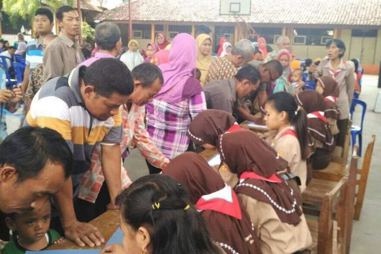 ‎Komite sekolah SMP Negeri 5 Blora, Jawa Tengah mengembalikan uang iuran pengadaan komputer sebagai penunjang Ujian Nasional Berbasis Komputer (UNBK) kepada para wali murid yang sudah terlanjur membayar di halaman sekolah, Sabtu (27/1/2018)