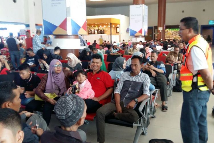 Executive General Manager Angkasa Pura, Jaya Tahoma Sirait, sedang mengingatkan calon penumpang pesawat di Bandara SSK II Pekanbaru untuk tidak bercanda soal bom, Rabu (13/6/2018).