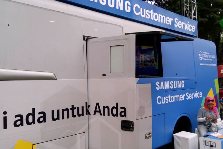 Samsung, salah satu sponsor resmi Asian Games 2018, menyediakan bus di kawasan Gelora Bung Karno (GBK) untuk memudahkan para pelanggannya melakukan empat hal yakni pembaruan piranti lunak, konsultasi produk, perbaikan piranti keras, serta penggantian suku cadang.
