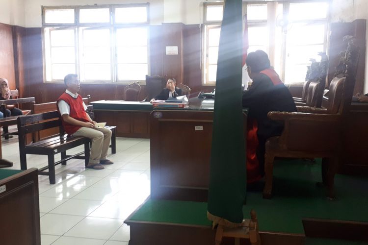 Gunarko Papan, terdakwa kasus narkoba yang berprofesi sebahai pengusaha pabrik kertas saat menghadiri sidang tuntutan oleh Jaksa Penuntut Umum di Pengadilan Negeri Jakarta Utara, Rabu (17/10/2018).