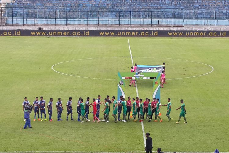 Pemain Arema FC dan Sriwijaya FC saat hendak memulai laga terakhir Liga 1 2018 di Stadion Kanjuruhan, Kabupaten Malang, Minggu (9/12/2018)