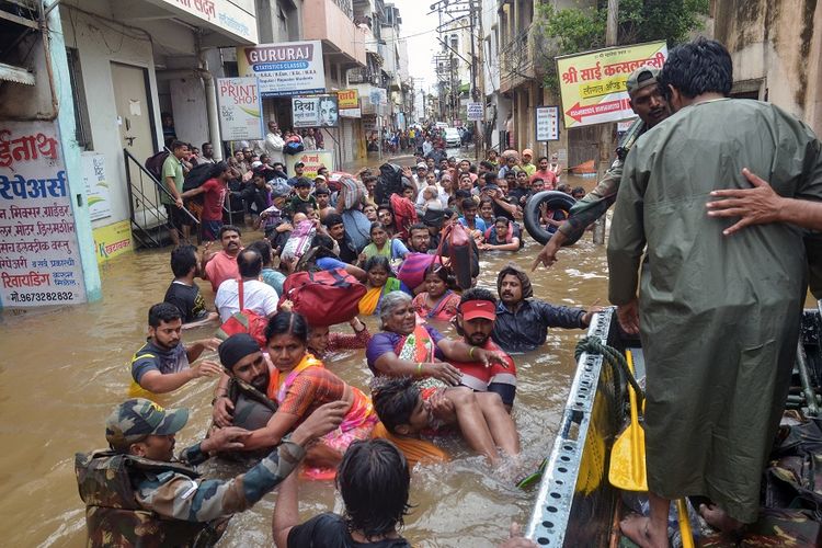 Foto bertanggal 8 Agustus 2019, menunjukkan personel Angkatan Darat India yang berusaha menyelamatkan warga yang terjebak banjir di pinggiran Sangli, negara bagian Maharashtra.