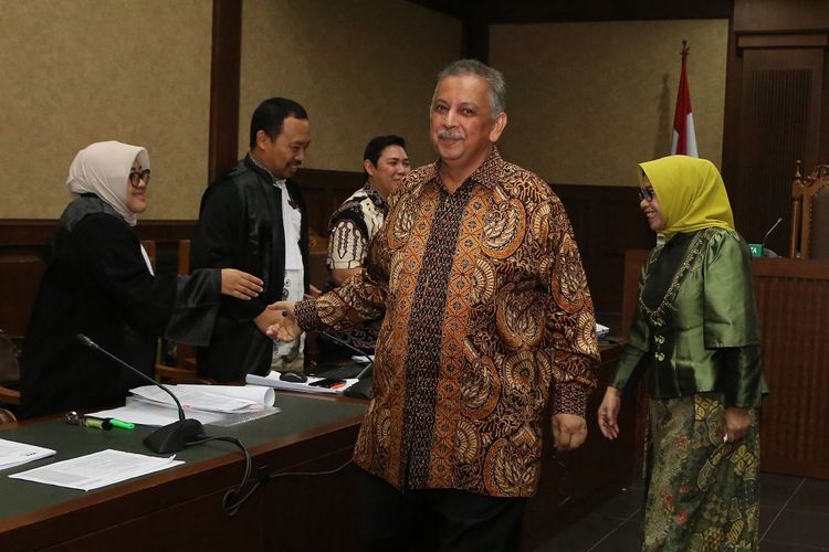 Terdakwa kasus dugaan suap proyek PLTU Riau-1 mantan Dirut PLN Sofyan Basir (kiri) mendengarkan keterangan saksi saat menjalani sidang lanjutan di Pengadilan Tipikor, Jakarta, Senin (29/7/2019). Sidang beragenda mendengarkan keterangan empat orang saksi yang dihadirkan Jaksa Penuntut Umum (JPU) KPK menghadirkan Mantan Wakil Ketua Komisi VII DPR Eni Maulani Saragih (kiri) dan pengusaha Johannes Budisutrisno Kotjo. ANTARA FOTO/Reno Esnir/aww. 