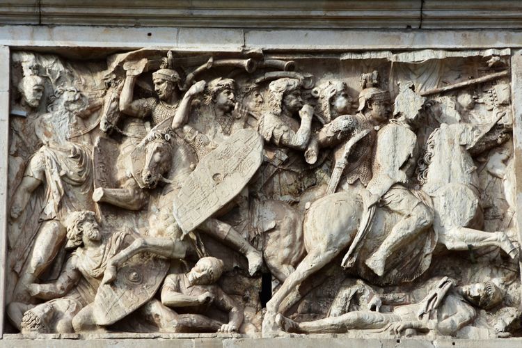 Relief yang menunjukkan peperangan antara tentara Romawi dan kelompok Barbarian