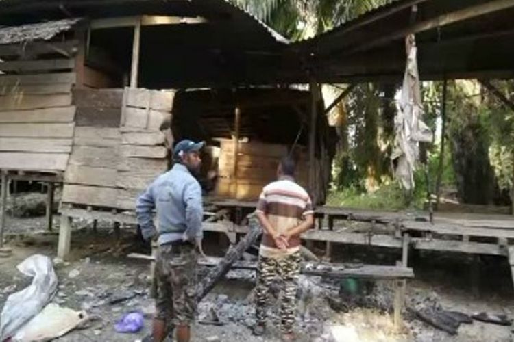 Empat rumah warga di Mamuju Utara, Sulawesi Barat, hangus dibakar orang tak dikenal.