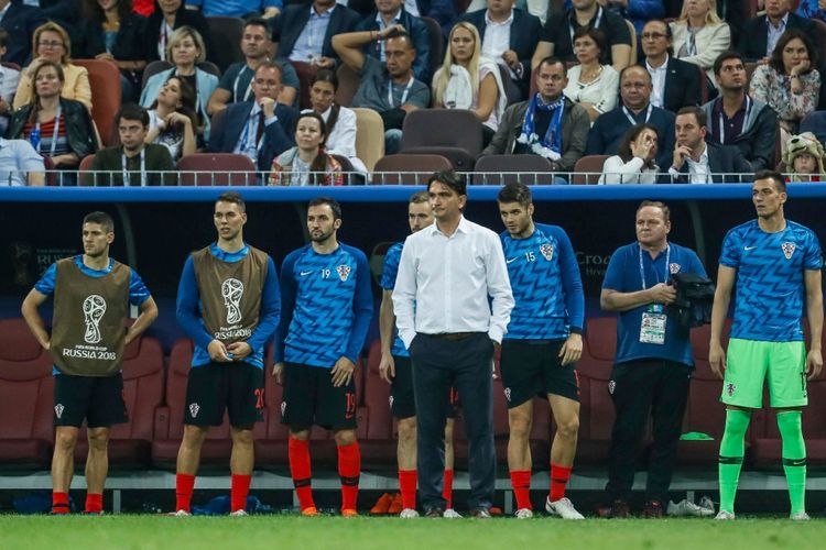 Zlako Dalic (baju putih) memerhatikan pertandingan Kroasia vs Inggris pada semifinal Piala Dunia 2018 di Stadion Luzhniki, 11 Juli 2018. 