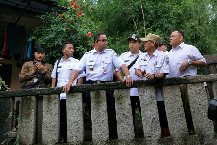 Gubernur DKI Jakarta Anies Baswedan meninjau tanggul Jatipadang yang jebol, Selasa (13/12/2017). 