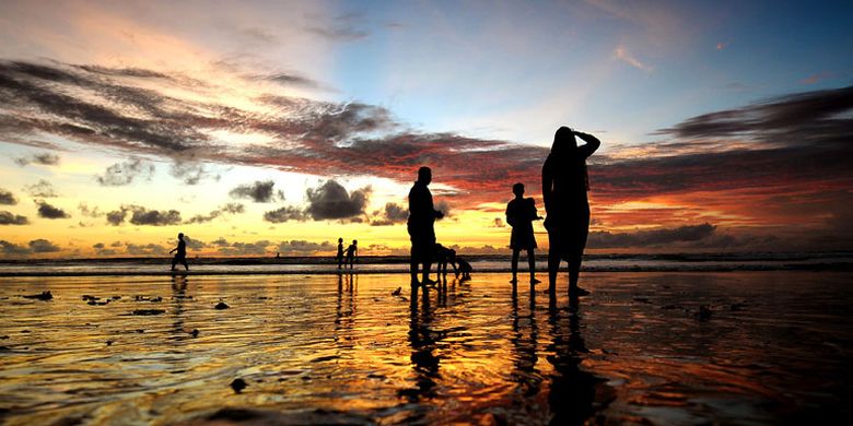 Panorama langit dan laut di Pantai Kuta, Bali Jumat (17/2/2017).