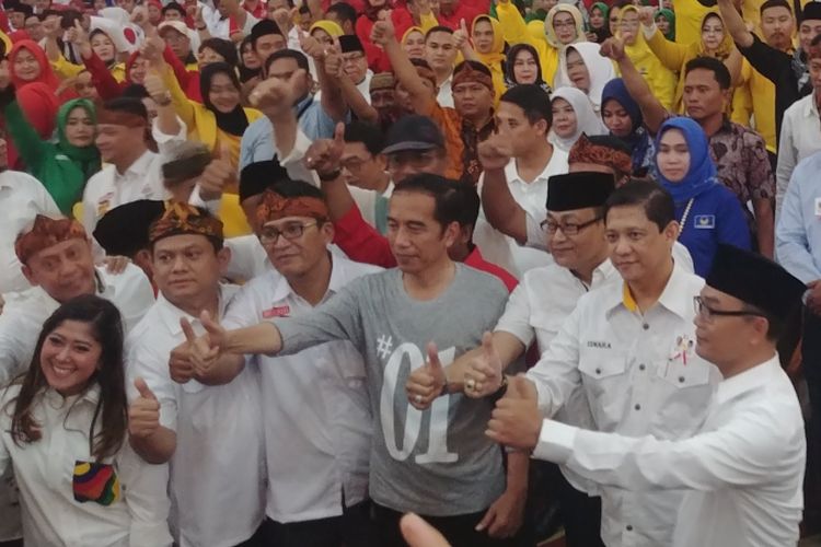 Calon presiden nomor urut 01 Joko Widodo saat menghadiri konsolidasi dengan kader parpol pendukungnya di Bandung, Sabtu (10/11/2018). 