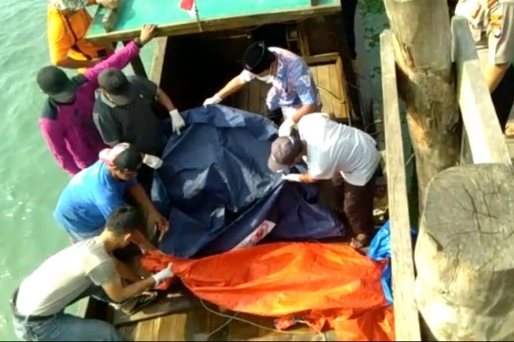 Sejumlah warga bersama personil kekelurahan melakukan evakuasi mayat tanpa kepala yang ditemukan mengapung di perairan Desa Mapur pagi tadi