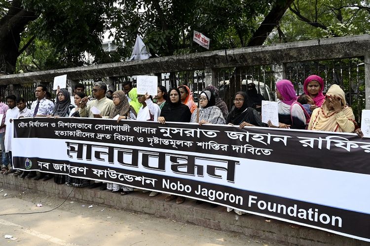 Massa aksi demonstrasi menuntut keadilan atas kasus pembunuhan siswi Nusrat Jahan Rafi yang dibakar karena melaporkan kasus pelecehan seksual yang menimpa dirinya.