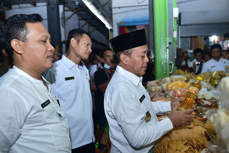 Bupati Lamongan Fadeli (kopiah hitam) saat melakukan sidak di Pasar Sidoharjo, Rabu (29/5/2019).