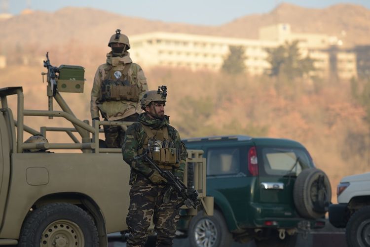 Pasukan keamanan Afghanistan bersenjata lengkap berjaga di dekat hotel Intercontinental di Kabul, pasca-penyerangan pada Sabtu (20/1/2018) malam.