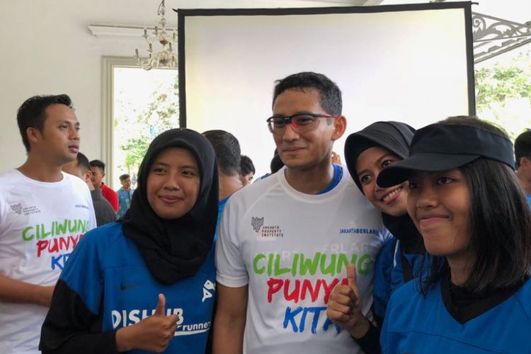 Wakil Gubernur DKI Jakarta Sandiaga Uno bersama anggota Jakarta Berlari, di Balai Kota DKI Jakarta, Sabtu (7/4/2018). 