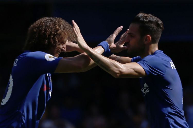 David Luiz dan Cesc Fabregas merayakan gol pertama Chelsea ke gawang Everton pada laga Premier League di Stamford Bridge, Minggu (27/8/2017). 