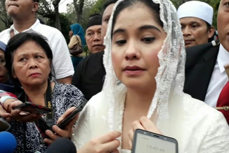 Annisa Pohan saat ditemui usai prosesi pemakaman Ani Yudhoyono di Taman Makam Pahlawan Kalibata, Pancoran, Jakarta Selatan, Minggu (2/6/2019).