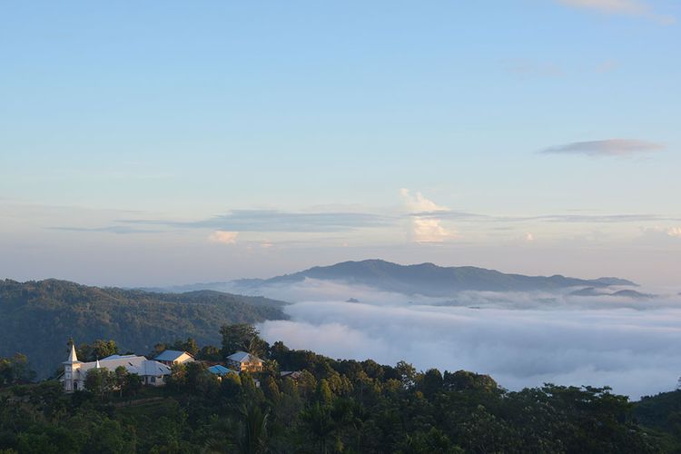 Keindahan embun pagi di Lembah Wajur, Desa Wajur, Kecamatan Kuwus Barat, Flores, NTT, Selasa, (2/7/2019). Ini merupakan salah satu destinasi baru kawasan hamente Kolang. 