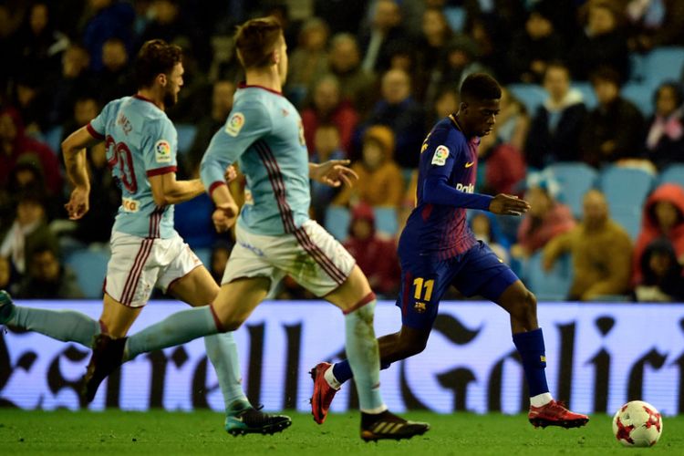 Penyerang Barcelona, Ousmane Dembele, mencoba melewati para pemain bertahan Celta Vigo pada laga Copa del Rey di Balaidos, Kamis (4/1/2018).