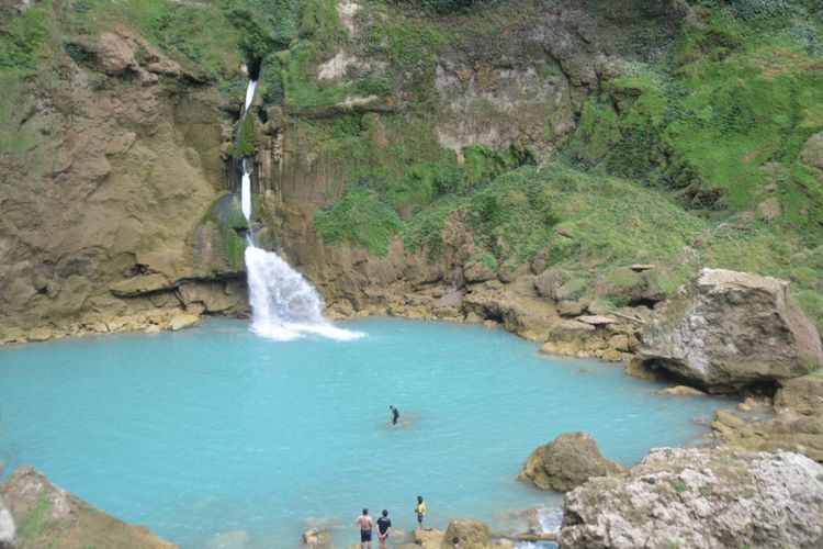 Seorang peserta lomba foto burung dan birdrace berenang di kolam Matayangu di TN MataLawa Sumba, NTT, Senin (6/8/2018).  