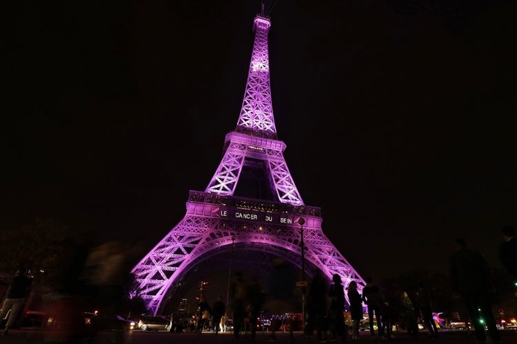 Menara Eiffel dengan penerangan berwarna merah muda pada Peringatan 25 tahun Kampanye Kesadaran Kanker Payudara sekaligus peluncuran Pink October atau Bulan Kesadaran Kanker Payudara, di Paris, Rabu (27/9/2017).