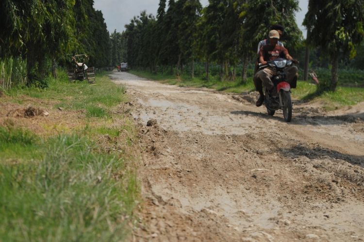 Kondisi jalan penghubung antara Kabupaten Grobogan, Jawa Tengah, dengan Kabupaten Sragen, Jawa Tengah, di wilayah Kecamatan Pulokulon, Kabupaten Grobogan, kondisinya rusak parah, Rabu (7/3/2018).