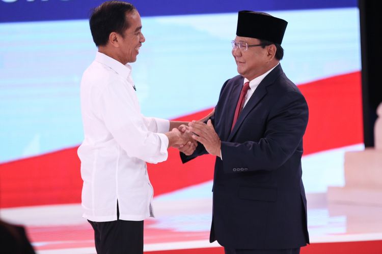 Calon Presiden Nomor Urut 01, Joko Widodo (kiri) dan no urut 02, Prabowo Subianto bersalaman usai Debat Kedua Pemilihan Presiden (Pilpres) 2019 di Hotel Sultan, Jakarta, Minggu (17/2/2019).