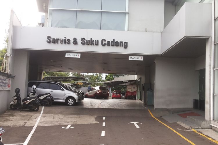 Suasana di bengkel resmi Auto2000 Toyota di Jalan Siliwangi, Bogor pada Minggu (31/12/2017). Bengkel Auto2000 di Bogor merupakan satu dari empat bengkel resmi Toyota yang tetap buka 24 jam selama musim liburan panjang Natal dan Tahun Baru, tepatnya dari 23 Desember 2017 hingga 1 Januari 2018.