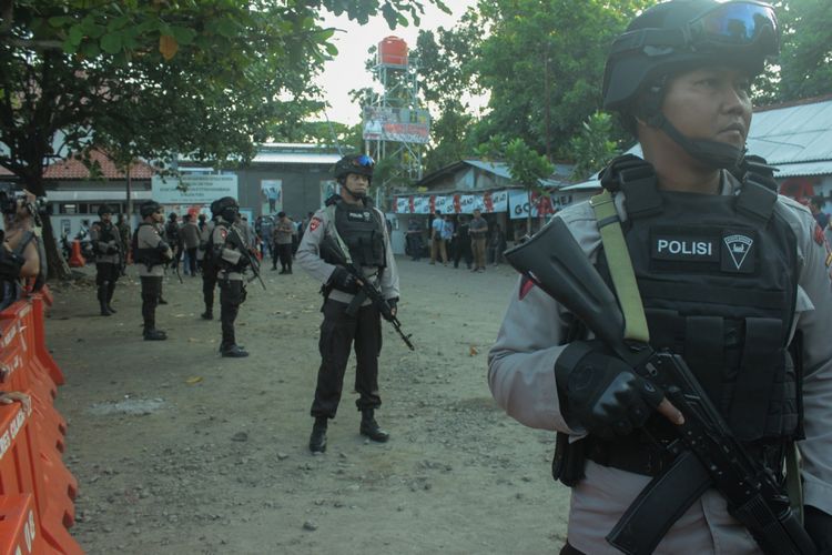 Ratusan personel kepolisian bersenjata lengkap berjaga di kawasan Dermaga Wijayapura, Cilacap, Jawa Tengah, Kamis (10/5/2018). Sedikitnya 145 narapidana tindak pidana terorisme yang terlibat kerusuhan di Rutan cabang Salemba, Mako Brimob Kelapa Dua, Depok, Jawa Barat, telah dipindahkan ke tiga Lembaga Pemasyarakatan (Lapas) di Pulau Nusakambangan.