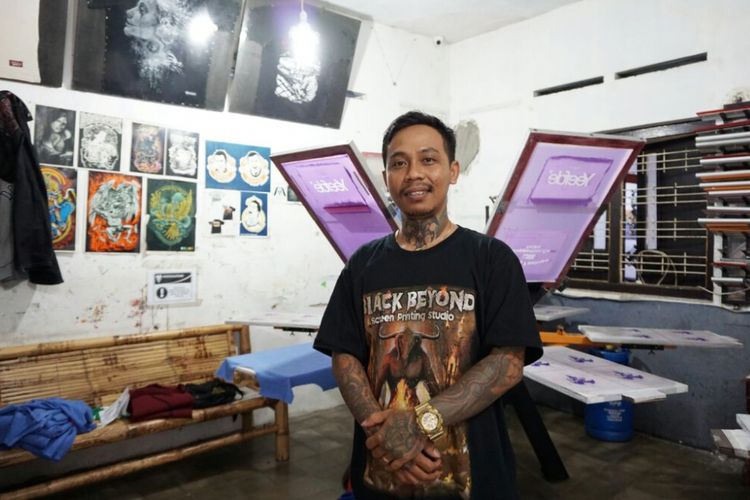 Rulli Nur Handoko (36) saat di vendor Jalurtengkorak Jalan Godean Km 5 , Sleman, Yogyakarta 