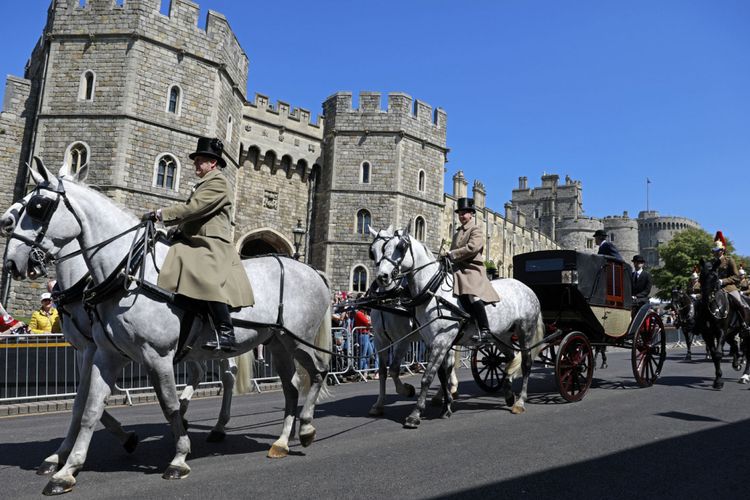 Kereta Ascot Landau yang ditarik kuda-kuda Windsor Grey, melewati bagian luar Windsor Castle dalam gladi kotor pernikahan Pangeran Harry dan Meghan Markle 17 Mei 2018./ AFP PHOTO / Odd ANDERSEN