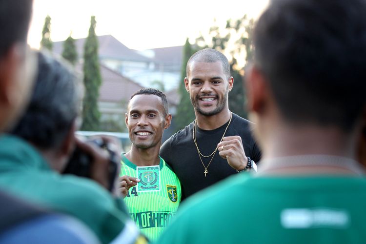 Kapten Persebaya Surabaya Ruben Sanadi (kiri) bersama pemain asing David da Silva seusai latihan rutin di Mapolda Jatim Surabaya, Rabu (24/07/2019).