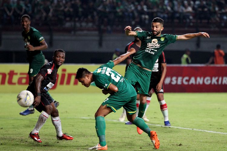 Pemain asing Persebaya Surabaya, Manu Dzahlilov (kanan) saat Pekan 12 Liga 1 2019 melawan Persipura Jayapura yang berakhir dengan skor 1-0 di Stadion Gelora Bung Tomo Surabaya, Jawa Timur, Jumat (02/08/2019) malam.