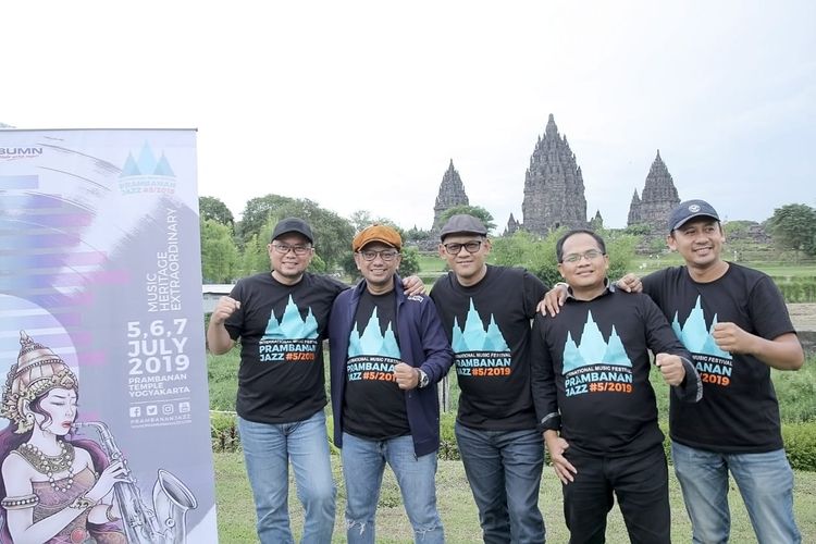 CEO Rajawali Indonesia, Anas Syahrul Alimi (topi cokelat), dalam jumpa pers Prambanan Jazz Festival 2019 di Candi Prambanan, Yogyakarta. 