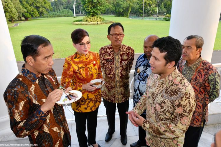 Presiden Joko Widodo saat berbincang dengan Bupati Trenggalek Emil Dardak dan sejumlah bupati lain di beranda Istana Presiden Bogor, Jawa Barat, Kamis (4/7/2018).