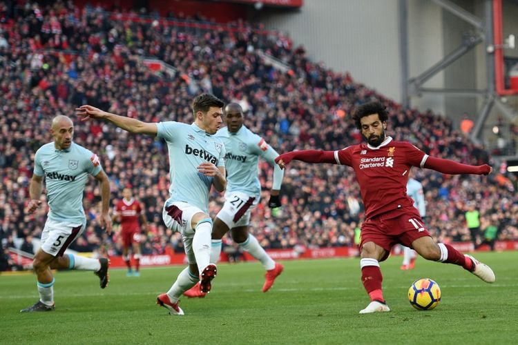 Aksi Mohamed Salah pada pertandingan Premier League antara Liverpool dan West Ham United di Stadion Anfield, Sabtu (24/2/2018).