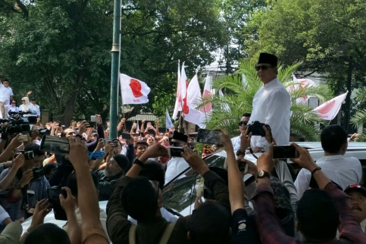 Ketua Umum Partai Gerindra Prabowo Subianto saat tiba di gedung KPU untuk mendaftar sebagai calon presiden, Jumat (10/8/2018).