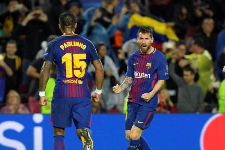Megabintang FC Barcelona, Lionel Messi (tengah), merayakan gol yang dia cetak ke gawang Olympiacos dalam laga Grup D Liga Champions di Stadion Camp Nou, Barcelona, Spanyol, pada 18 Oktober 2017.