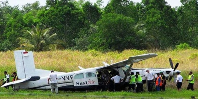Hujan deras yang memgguyur di wilayah perbatasan Kecamatan Krayan Kabupaten Nunukan diduga menyebabkan pesawat Susi Air kesulitan mendarat dan mengalami sejumlah kerusakan. 
