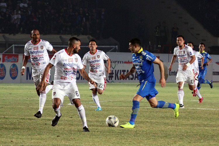 Winger Persib Bandung melancarkan serangan ke pertahanan Bali United, saat kedua tim bertemu di Stadion Si Jalak Harupat, Kabupaten Bandung, Ju,at (26/7/2019). 