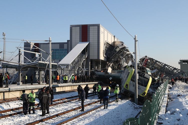 Kondisi kereta cepat yang bertabrakan dengan lokomotif di stasiun di Ankara, Turki, Kamis (13/12/2018).