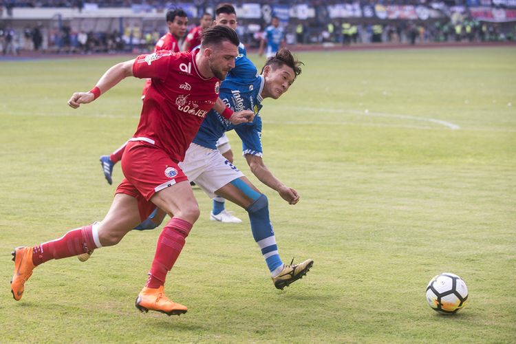 Pesepak bola Persib Bandung Oh Inkyun (kanan) berebut bola dengan pesepak bola Persija Jakarta Marco Simic (kiri) pada pertandingan lanjutan Go-Jek Liga 1 2018 di Stadion Gelora Bandung Lautan Api, Bandung, Jawa Barat, Minggu (23/9/2018). Persib Bandung berhasil mengalahkan Persija Jakarta dengan skor akhir 3-2.