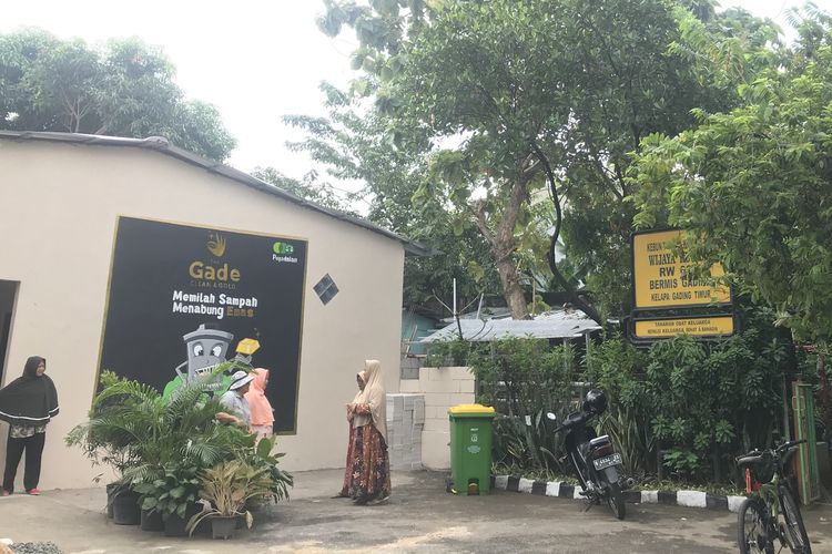 Bank Sampah Wijaya Kusuma yang terletak di RW 03 Kelurahan Kelapa Gading Timur, Jakarta Utara, Jumat (5/4/2019) menyediakan program penukaran sampah dengan emas. Program tersebut merupakan hasil kerjasama Pemkot Jakarta Utara dengan PT Pegadaian Persero. 